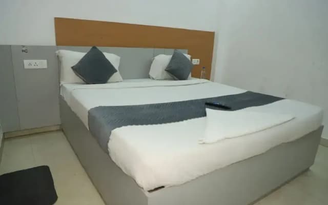 Mauryan Elite Hotel Chhatarpur Metro Station - photo 5