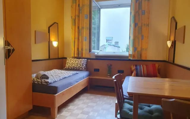 Affordable Central Rooms Near U3 - photo 2