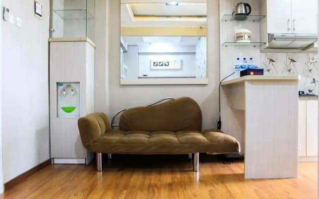 Fully Furnished and Cozy Design 1BR Green Pramuka Apartment - photo 3