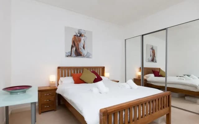 Connected & Convenient: Newly-renovated Flat for 2 - photo 4