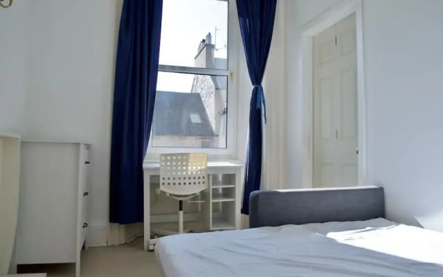 2 Bedroom Flat In Central Edinburgh - photo 4
