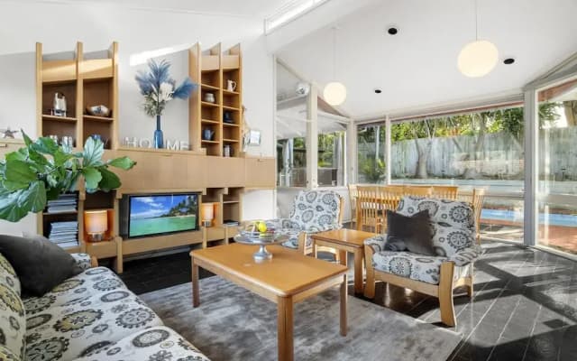 5-bed Haven With Pool Minutes From Beaches - photo 4