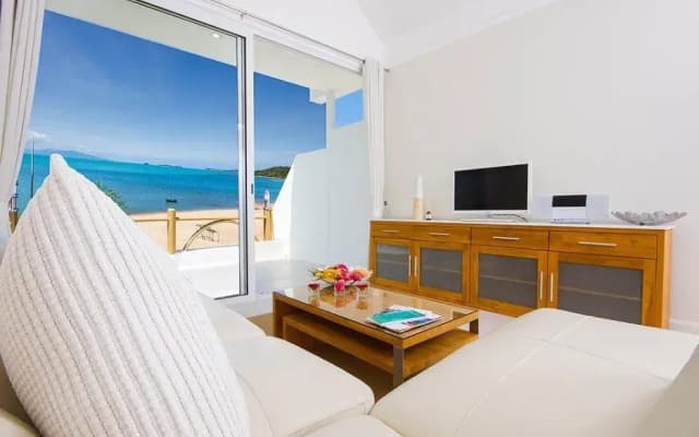 B1 Luxury Beachfront Apartments - photo 3
