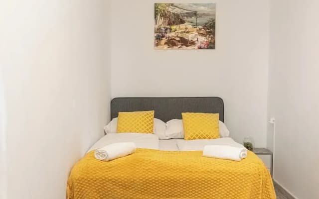 Elegant 3BR Apt Steps from Hauptbahnhof - photo 2