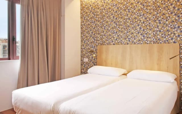 Chic & Basic Velvet Hotel - photo 3