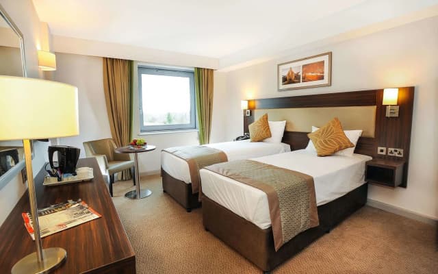 Heston Hyde Hotel - photo 5
