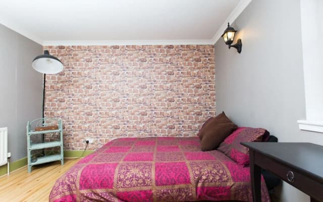 Charming 2BR Flat for 4 Overlooking Holyrood Park - photo 3