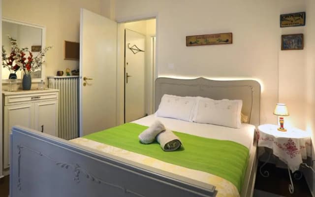 Aristotle's studio apartment - photo 4
