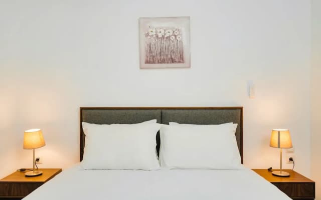 "sanders Home Suites - Bright Downtown 1-bdr. Apt." - photo 3