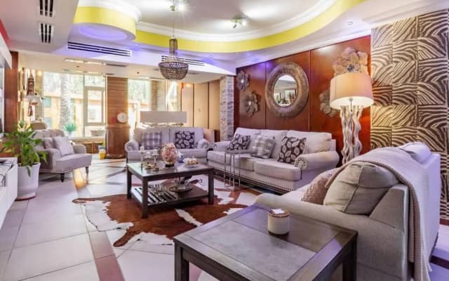 Cheerful 5-Bedroom Villa with Pool - photo 4