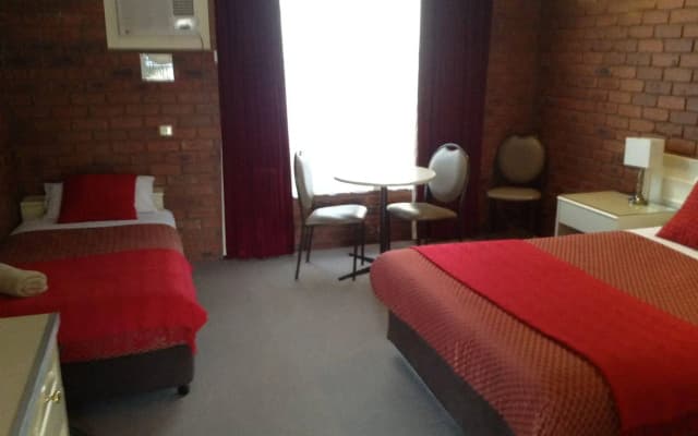 Melton Motor Inn & Apartments - photo 4