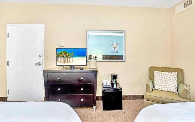 1BR Suite With Two Queens Pool and Hot Tub - photo 5