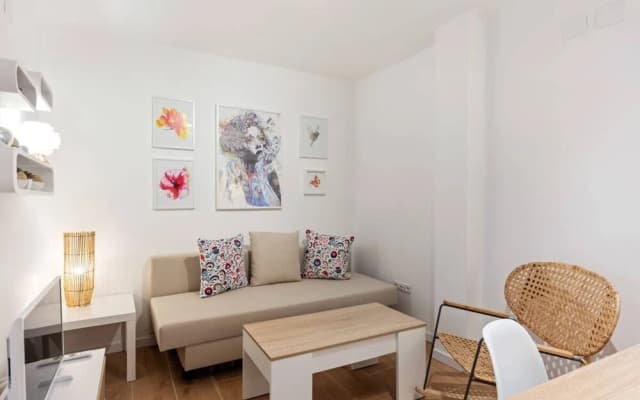 Bright & Modern Two Bed Apartment in Madrid - photo 2