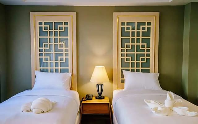 Moon Dragon Hotel - photo 4