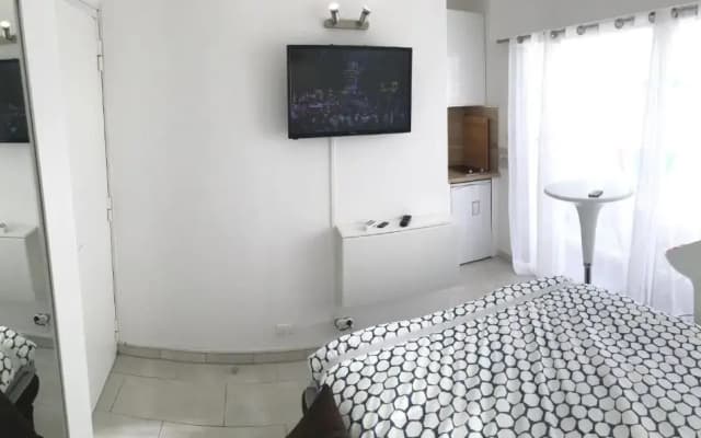 Studio carré d'or situé à 50 m de la plage - photo 4
