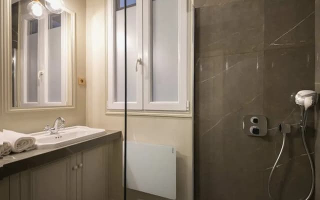 Modern and Cosy Flat in the Heart of Paris - photo 4
