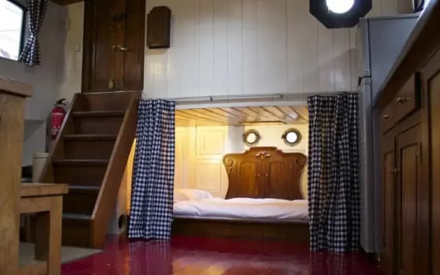 The Burret Houseboat - photo 3