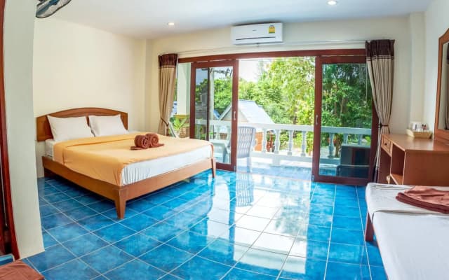 Hugs Guesthouse - photo 2