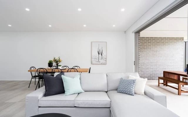 5 Bedroom Sydney Mansion with Parking - photo 2