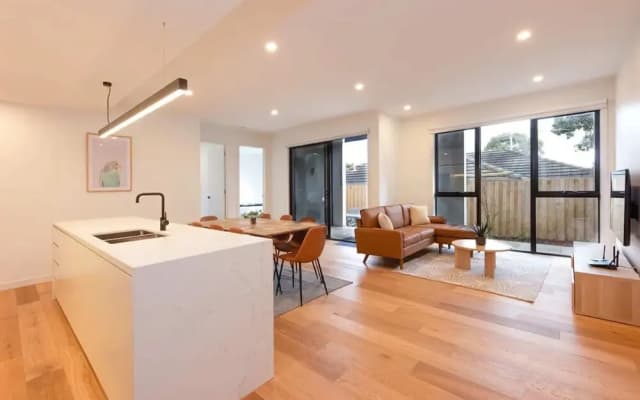 Stylish 3 Bedroom With Free Parking - photo 3