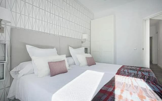 The Best Location, 8pax, 3BD & 2Bth, Reina Sofia II - photo 3