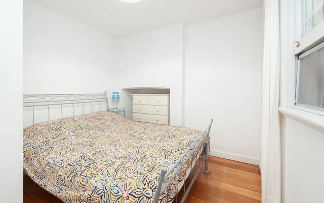Charming Centrally Located 2 Bedroom Accommodation - photo 2