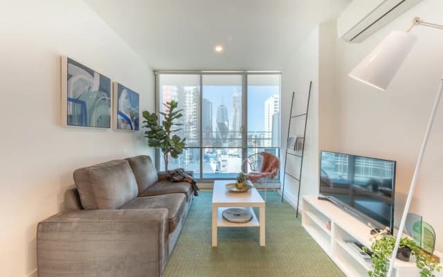 Stylish city views CBD 2 bed 2 bath - photo 3
