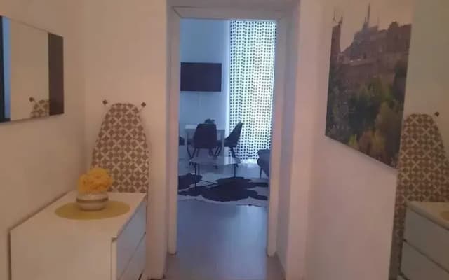 Charming 1BR Apt Steps from Belvedere - photo 2