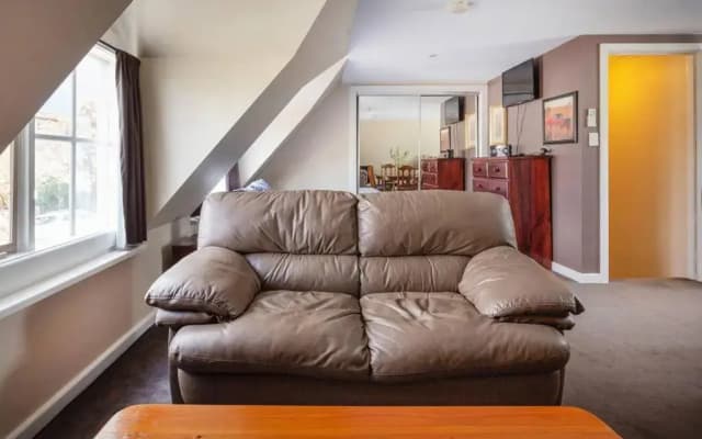 Upstairs Studio Apartment with street access - photo 3