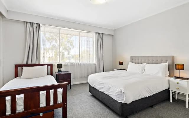 Spacious 5-bed Home With Pool in Glen Iris - photo 3