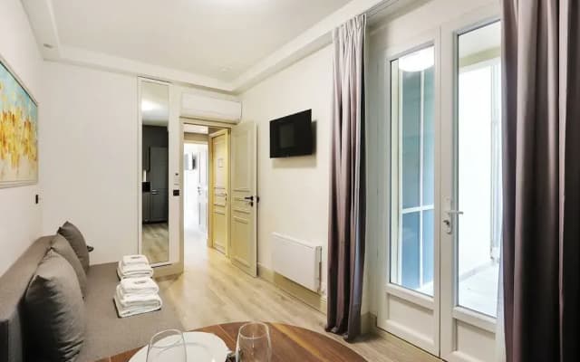 Modern Apartment & Terrace - 2br/6p - Near Nation - photo 5