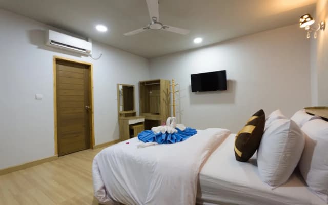 Beach Villa Ukulhas - photo 3