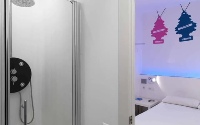 Chic & Basic Tallers Hostal - photo 2