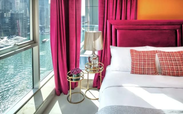 Luxury Staycation Continental Tower - photo 2