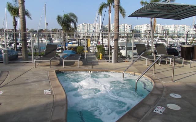 Apartment with Full Amenities - Miracle Mile - photo 2