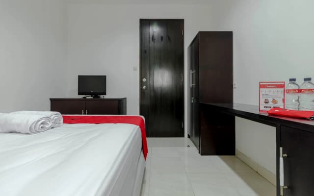 RedDoorz Plus @ Pasar Baru - photo 3