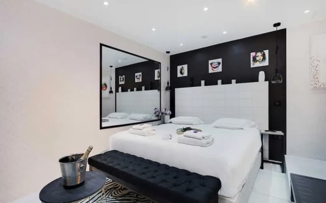 Intimate Flat w/ A/C & Jacuzzi - 2br/6p Montmartre - photo 3