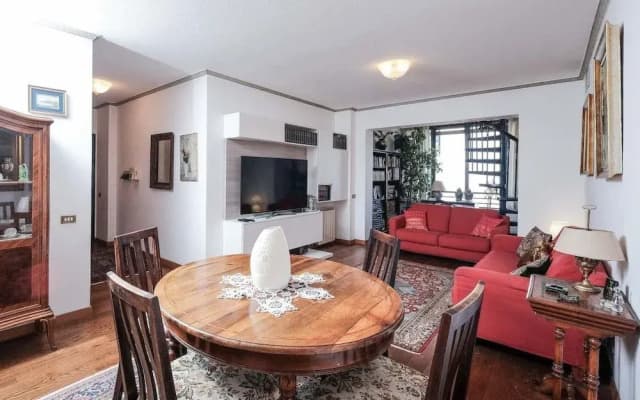 Large 3BR Eur Apartment - photo 2