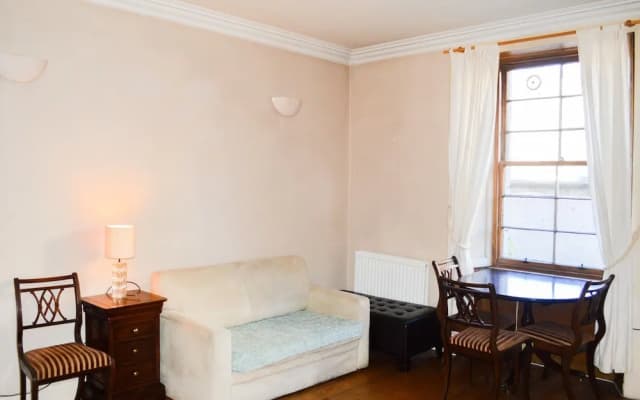 Peaceful 1 Bedroom Edinburgh Home - photo 3