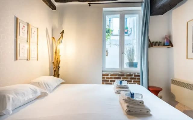 Chic Apartment With Patio - 2br/6p - Le Marais - photo 3