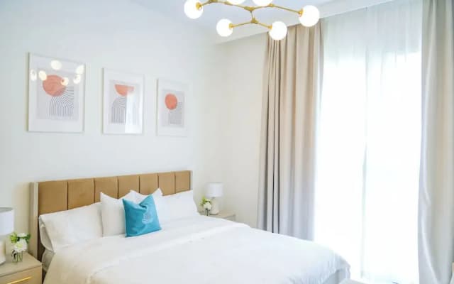 Yogi - Elegant Apartment With Balcony Amidst Vibrant Area - photo 3