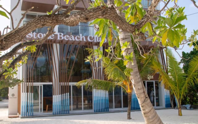 Stone Beach Club, Dhiffushi - photo 3