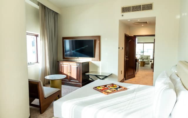 Majestic Cove Hotel - photo 4