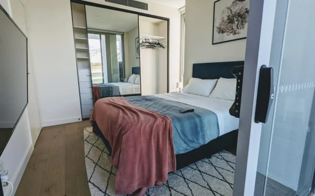 Luxury 3-bed 2-bath, balcony, with pool included, NO PARTIES! - photo 3