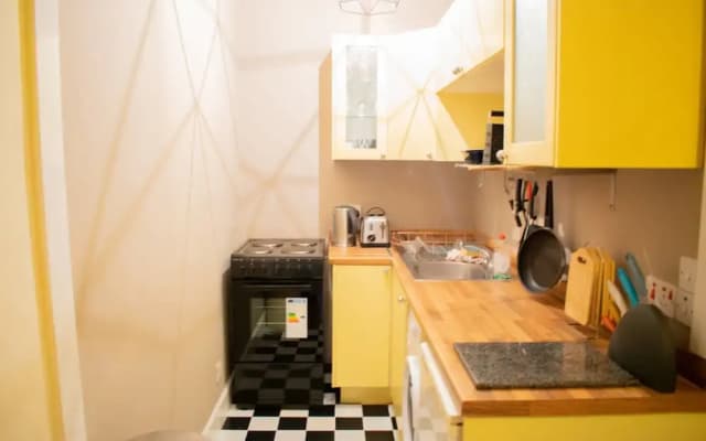 1 Bedroom Flat by Leith Walk - photo 2