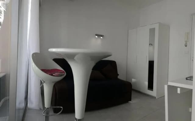 Studio carré d'or situé à 50 m de la plage - photo 3