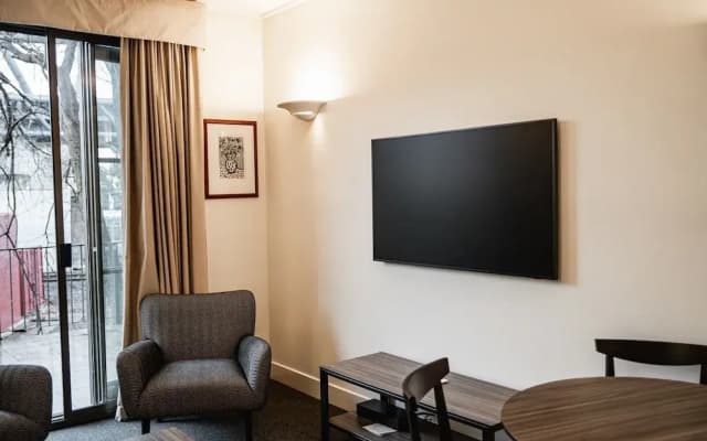 Chic 1-bed in East Melbourne With Gym & Pool - photo 2