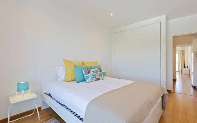 Spacious 1 Bed Apt w/Balcony, Sleeps 3 - photo 3