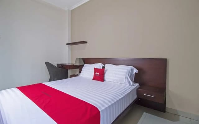 RedDoorz Plus Near Ambassador Mall - photo 4
