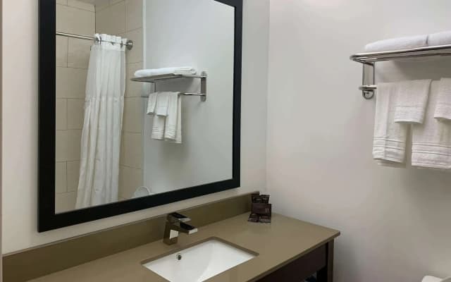 Wingate by Wyndham JFK Airport/Far Rockaway - photo 4